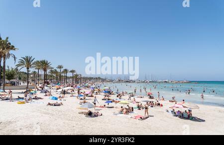 Eindrücke vom Strand in Playa de Palma auf der Insel Mallorca zur Hauptsaison im Sommer 2024 - Strandabschnitt in S ArenalMittelmeerinsel Mallorca während der Hauptsaison im Juli 2024, Palma Mallorca Spanien Playa de Palma *** impressions de la plage à Playa de Palma sur l'île de Majorque pendant la haute saison en été 2024 section plage à S Arenal île méditerranéenne Majorque pendant la haute saison en juillet 2024, Palma Mallorca Espagne Playa de Palma Banque D'Images