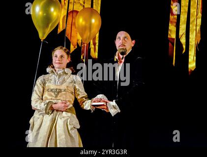 Clemmie Sveaas (Jane), Bertie Carvel (Dr Dee) in DR DEE at Palace Theatre, Manchester, England 01/07/2011 a Manchester International Festival (MIF), ENO & Londres 2012 Co-production Festival co-créateur et compositeur : Damon Albarn chef d'orchestre : Andre de Ridder Set design : Paul Atkinson costumes : Katrina Lindsay éclairage : Paule Constable Movement : Frantic Assembly video design : 59 Proco-créateur et réalisateur : Rufus Norris Banque D'Images