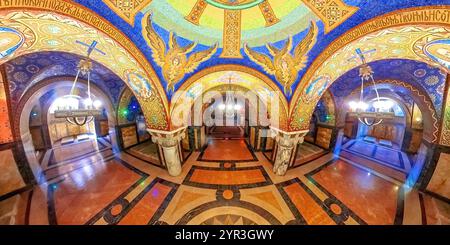 Topola, Serbie, septembre 2,2024 : vue de dessus du magnifique intérieur de la crypte avec des tombes de marbre et un plafond en mosaïque incroyable à l'intérieur de l'église de St. Banque D'Images