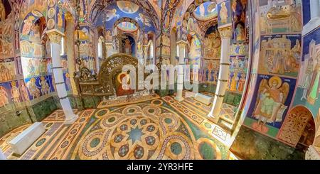 Topola, Serbie, septembre 2,2024 : vue grand angle du grand dôme et de l'iconostase en marbre à l'intérieur de l'église orthodoxe George à Topola, Serbie, capture t Banque D'Images