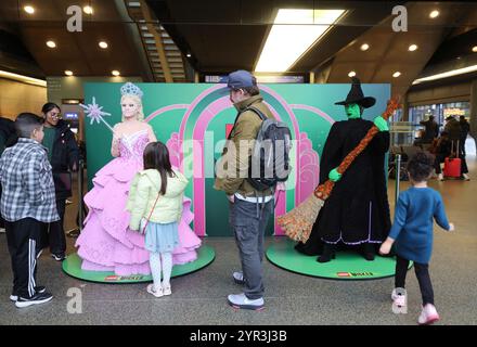 Modèles LEGO des deux personnages du nouveau film Wicked, Elphaba et Galinda, dans la gare internationale de St Pancras, au nord de Londres, au Royaume-Uni Banque D'Images