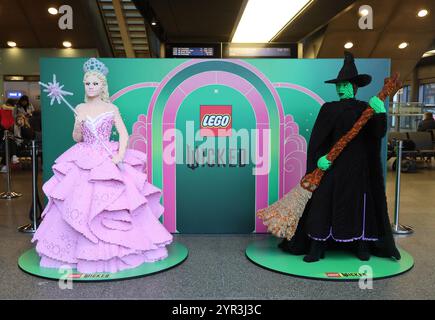Modèles LEGO des deux personnages du nouveau film Wicked, Elphaba et Galinda, dans la gare internationale de St Pancras, au nord de Londres, au Royaume-Uni Banque D'Images