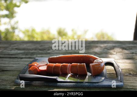 Préparation de saucisses fumées pour les paquets de feuilles de feu ouvert Banque D'Images