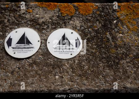 Arthur Ransome’s Walking Trail affiche la côte est sur la digue à Shotley Suffolk Angleterre Banque D'Images