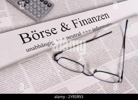 Zeitung für Börse und Finanzen Auf einer Zeitung mit der Überschrift Börse & Finanzen liegen eine brille und ein Taschenrechner - FOTOMONTAGE *** Actualités Banque D'Images