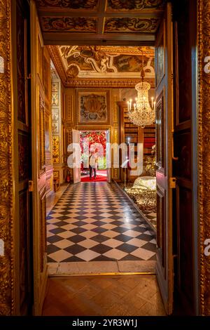 Maincy, France - 11 29 2024 : le Grand Noël. Vue d'un voyage de conte de fées la princesse et le pois Banque D'Images