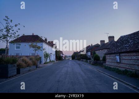 Rue principale vide du village West Itchenor à Chichester, Angleterre, à l'aube. Banque D'Images