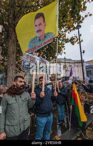 Londres, Royaume-Uni. 1er décembre 2024. Des membres de la communauté kurde portant des pancartes et des drapeaux portant l'image d'Abdullah Ocalan se rassemblent sur la place Trafalgar avant une marche pour protester contre l'arrestation de sept Kurdes présumés liés au Parti des travailleurs du Kurdistan (PKK) et la fermeture du Centre communautaire kurde (KCC). La police métropolitaine a fait une descente au KCC et a procédé aux arrestations la semaine dernière. Le PKK est interdit au Royaume-Uni depuis 2001. Crédit : Mark Kerrison/Alamy Live News Banque D'Images