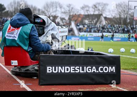 Ulm, Allemagne. 1er décembre 2024. Football : Bundesliga 2, SSV Ulm 1846 - SpVgg Greuther Fürth, Journée 14, Donaustadion. Caméra TV dans le stade. Crédit : Harry Langer/dpa - REMARQUE IMPORTANTE : conformément aux règlements de la DFL German Football League et de la DFB German Football Association, il est interdit d'utiliser ou de faire utiliser des photographies prises dans le stade et/ou du match sous forme d'images séquentielles et/ou de séries de photos de type vidéo./dpa/Alamy Live News Banque D'Images