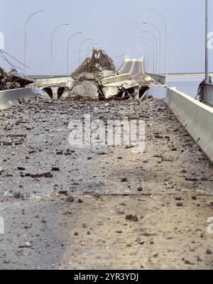 Première Guerre du Golfe : 15 mars 1991 le pont détruit vers l'île de Bubiyan dans le nord-est du Koweït, bombardé par des avions de l'USAF dans la guerre aérienne avec l'Irak. Le pont a finalement été réparé en 1999. Banque D'Images