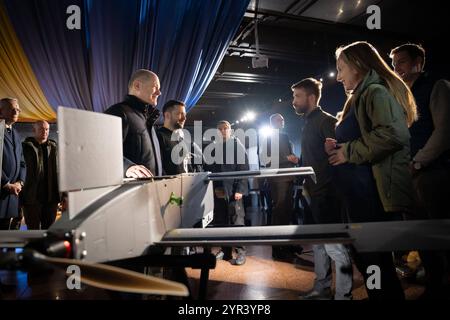 Bundeskanzler Olaf Scholz besucht Praesident Wolodymyr Selenskyj in Kiew Olaf Scholz besucht eine Fabrik fuer Kampfdrohnen. Bundeskanzler Olaf Scholz besucht Praesident Wolodymyr Selenskyj in Kiew AM 02.12.2024. Le président de l Ukraine rencontre le chancelier fédéral de l Allemagne. Foto:le Bureau présidentiel de l'Ukraine via SVEN SIMON Fotoagentur GmbH & Co. Pressefoto KG Prinzess-Luise-Str. 41 45479 M u e l h e i m / R u h R Tel. 0208/9413250 Fax. 0208/9413260 GLS Bank BLZ 430 609 67 Kto. 4030 025 100 IBAN DE75 4306 0967 4030 0251 00 BIC GENODEM1GLS www.svensimon.net Kiew Ukraine *** Chancello fédéral Banque D'Images