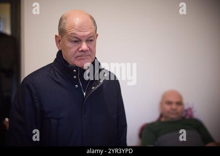 Bundeskanzler Olaf Scholz besucht Praesident Wolodymyr Selenskyj in Kiew Olaf Scholz besucht verletzte Soldaten in einem Krankehaus. Bundeskanzler Olaf Scholz besucht Praesident Wolodymyr Selenskyj in Kiew AM 02.12.2024. Le président de l Ukraine rencontre le chancelier fédéral de l Allemagne. Foto:le Bureau présidentiel de l'Ukraine via SVEN SIMON Fotoagentur GmbH & Co. Pressefoto KG Prinzess-Luise-Str. 41 45479 M u e l h e i m / R u h R Tel. 0208/9413250 Fax. 0208/9413260 GLS Bank BLZ 430 609 67 Kto. 4030 025 100 IBAN DE75 4306 0967 4030 0251 00 BIC GENODEM1GLS www.svensimon.net Kiew Ukraine *** fédéral Banque D'Images