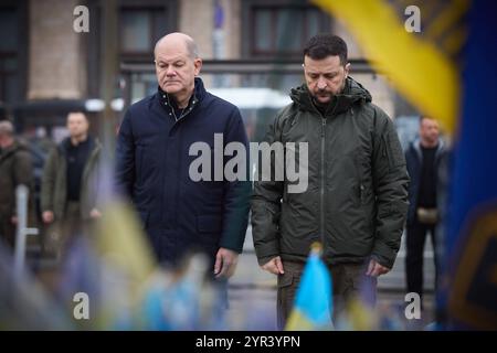 Bundeskanzler Olaf Scholz besucht Praesident Wolodymyr Selenskyj in Kiew Bundeskanzler Olaf Scholz besucht Praesident Wolodymyr Selenskyj in Kiew AM 02.12.2024. Le président de l Ukraine rencontre le chancelier fédéral de l Allemagne. Foto:le Bureau présidentiel de l'Ukraine via SVEN SIMON Fotoagentur GmbH & Co. Pressefoto KG Prinzess-Luise-Str. 41 45479 M u e l h e i m / R u h R Tel. 0208/9413250 Fax. 0208/9413260 GLS Bank BLZ 430 609 67 Kto. 4030 025 100 IBAN DE75 4306 0967 4030 0251 00 BIC GENODEM1GLS www.svensimon.net Kiew Ukraine *** le chancelier fédéral Olaf Scholz rend visite au président Volodymyr Selenskyj Banque D'Images