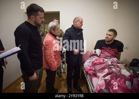 Bundeskanzler Olaf Scholz besucht Praesident Wolodymyr Selenskyj in Kiew Olaf Scholz besucht verletzte Soldaten in einem Krankehaus. Bundeskanzler Olaf Scholz besucht Praesident Wolodymyr Selenskyj in Kiew AM 02.12.2024. Le président de l Ukraine rencontre le chancelier fédéral de l Allemagne. Foto:le Bureau présidentiel de l'Ukraine via SVEN SIMON Fotoagentur GmbH & Co. Pressefoto KG Prinzess-Luise-Str. 41 45479 M u e l h e i m / R u h R Tel. 0208/9413250 Fax. 0208/9413260 GLS Bank BLZ 430 609 67 Kto. 4030 025 100 IBAN DE75 4306 0967 4030 0251 00 BIC GENODEM1GLS www.svensimon.net Kiew Ukraine *** fédéral Banque D'Images