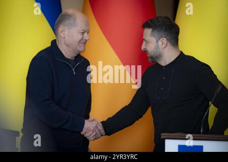 Bundeskanzler Olaf Scholz besucht Praesident Wolodymyr Selenskyj in Kiew Bundeskanzler Olaf Scholz besucht Praesident Wolodymyr Selenskyj in Kiew AM 02.12.2024. Le président de l Ukraine rencontre le chancelier fédéral de l Allemagne. Foto:le Bureau présidentiel de l'Ukraine via SVEN SIMON Fotoagentur GmbH & Co. Pressefoto KG Prinzess-Luise-Str. 41 45479 M u e l h e i m / R u h R Tel. 0208/9413250 Fax. 0208/9413260 GLS Bank BLZ 430 609 67 Kto. 4030 025 100 IBAN DE75 4306 0967 4030 0251 00 BIC GENODEM1GLS www.svensimon.net Kiew Ukraine *** le chancelier fédéral Olaf Scholz rend visite au président Volodymyr Selenskyj Banque D'Images