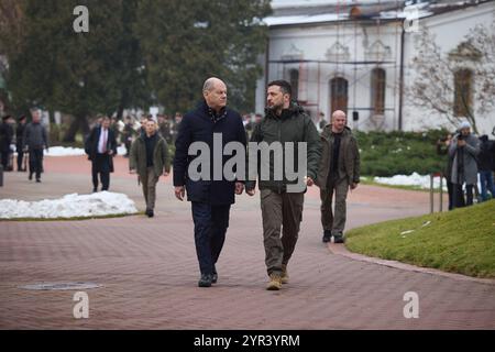 Bundeskanzler Olaf Scholz besucht Praesident Wolodymyr Selenskyj in Kiew Bundeskanzler Olaf Scholz besucht Praesident Wolodymyr Selenskyj in Kiew AM 02.12.2024. Le président de l Ukraine rencontre le chancelier fédéral de l Allemagne. Foto:le Bureau présidentiel de l'Ukraine via SVEN SIMON Fotoagentur GmbH & Co. Pressefoto KG Prinzess-Luise-Str. 41 45479 M u e l h e i m / R u h R Tel. 0208/9413250 Fax. 0208/9413260 GLS Bank BLZ 430 609 67 Kto. 4030 025 100 IBAN DE75 4306 0967 4030 0251 00 BIC GENODEM1GLS www.svensimon.net Kiew Ukraine *** le chancelier fédéral Olaf Scholz rend visite au président Volodymyr Selenskyj Banque D'Images