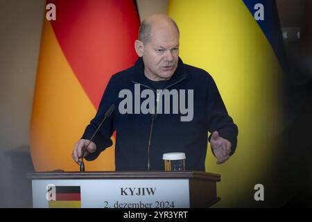 Bundeskanzler Olaf Scholz besucht Praesident Wolodymyr Selenskyj in Kiew Bundeskanzler Olaf Scholz besucht Praesident Wolodymyr Selenskyj in Kiew AM 02.12.2024. Le président de l Ukraine rencontre le chancelier fédéral de l Allemagne. Foto:le Bureau présidentiel de l'Ukraine via SVEN SIMON Fotoagentur GmbH & Co. Pressefoto KG Prinzess-Luise-Str. 41 45479 M u e l h e i m / R u h R Tel. 0208/9413250 Fax. 0208/9413260 GLS Bank BLZ 430 609 67 Kto. 4030 025 100 IBAN DE75 4306 0967 4030 0251 00 BIC GENODEM1GLS www.svensimon.net Kiew Ukraine *** le chancelier fédéral Olaf Scholz rend visite au président Volodymyr Selenskyj Banque D'Images