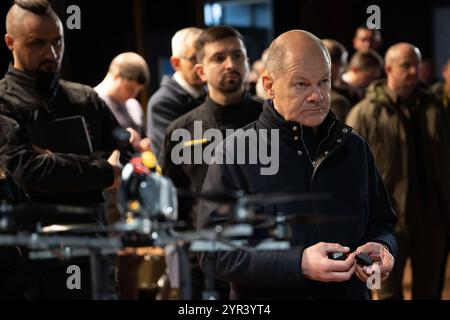 Bundeskanzler Olaf Scholz besucht Praesident Wolodymyr Selenskyj in Kiew Olaf Scholz besucht eine Fabrik fuer Kampfdrohnen. Bundeskanzler Olaf Scholz besucht Praesident Wolodymyr Selenskyj in Kiew AM 02.12.2024. Le président de l Ukraine rencontre le chancelier fédéral de l Allemagne. Foto:le Bureau présidentiel de l'Ukraine via SVEN SIMON Fotoagentur GmbH & Co. Pressefoto KG Prinzess-Luise-Str. 41 45479 M u e l h e i m / R u h R Tel. 0208/9413250 Fax. 0208/9413260 GLS Bank BLZ 430 609 67 Kto. 4030 025 100 IBAN DE75 4306 0967 4030 0251 00 BIC GENODEM1GLS www.svensimon.net Kiew Ukraine *** Chancello fédéral Banque D'Images