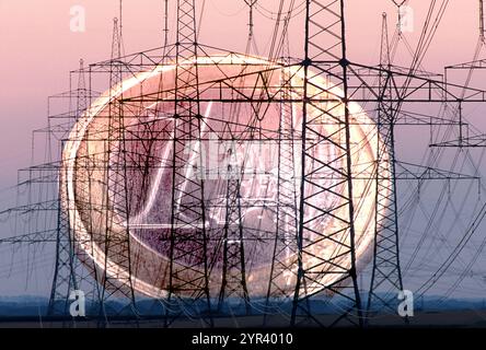 Energie und Strompreis Eine Euromünze steht hinter vielen Hochspannungsmasten am Horizont, als Symbol für hohe Energiekosten - FOTOMONTAGE *** Energie Banque D'Images