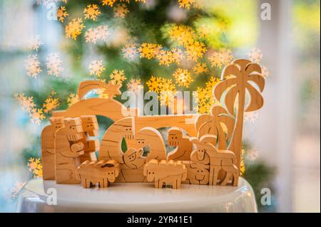 Scène de la nativité de Noël devant l'arbre de Noël Banque D'Images