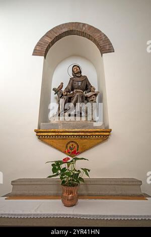 Statue de Saint François recevant les stigmates (XIIIe siècle), chapelle Stigmata dans le Sanctuaire de la Verna, Chiusi della Verna, Toscane, Italie Banque D'Images