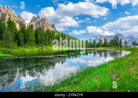 Lac Antorno et montagnes Sorapiss en arrière-plan. Dolomites. Auronzo di Cadore, province de Belluno, région de Vénétie, Italie, Europe. Banque D'Images