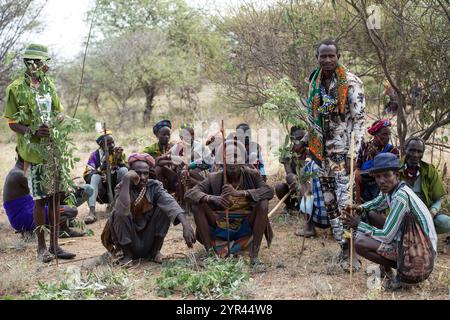 Éleveurs du groupe ethnique Hamer attendant le début de la cérémonie de saut de taureau, sud de la vallée d'Omo, Ethioipia Banque D'Images