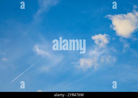 Les chemtrails, traces chimiques ou traces de vapeur d'eau, sont des « traces chimiques » libérées par les avions des traces de condensation formées par les avions dans leur trajectoire vue à Baviácora Sonora, au Mexique. Photo : Luis Gutierrez / NortePhoto) chemtrails , estelas químicas o estelas de Vapor de Agua, son 'estelas químicas' liberadas poy avion stelas de condensación que forman los aviones en su trayecto visto en Baviácora Sonora, Mexique. Photo : Luis Gutierrez / NortePhoto) Banque D'Images