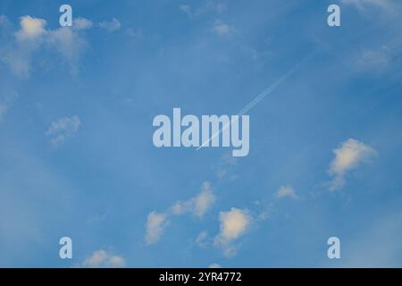 Les chemtrails, traces chimiques ou traces de vapeur d'eau, sont des « traces chimiques » libérées par les avions des traces de condensation formées par les avions dans leur trajectoire vue à Baviácora Sonora, au Mexique. Photo : Luis Gutierrez / NortePhoto) chemtrails , estelas químicas o estelas de Vapor de Agua, son 'estelas químicas' liberadas poy avion stelas de condensación que forman los aviones en su trayecto visto en Baviácora Sonora, Mexique. Photo : Luis Gutierrez / NortePhoto) Banque D'Images