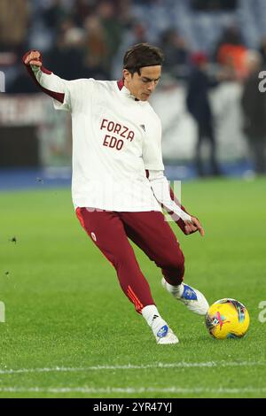 Rome, Italie 2.12.2024 : joueurs roms avec le maillot dédié à Edoardo Bove, qui a été frappé par une maladie lors de l'échauffement avant le match du championnat italien de football Serie A Enilive 2024-2025 AS Roma vs Atalanta Bergamasca Calcio au Stadio Olimpico à Rome le 2 décembre 2024. Banque D'Images