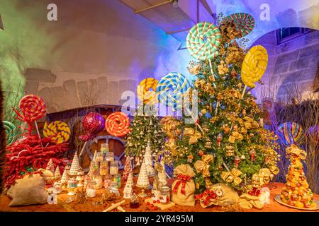 Maincy, France - 11 29 2024 : le Grand Noël. Vue d'un voyage de conte de fées Hansel et Gretel Banque D'Images