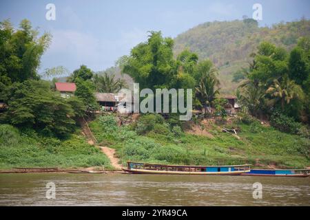 Ban Pak ou, fleuve Mékong, Laos - 9 avril 2011 : scène rurale avec des bateaux près de Pak ou sur le fleuve Mékong, Laos Banque D'Images