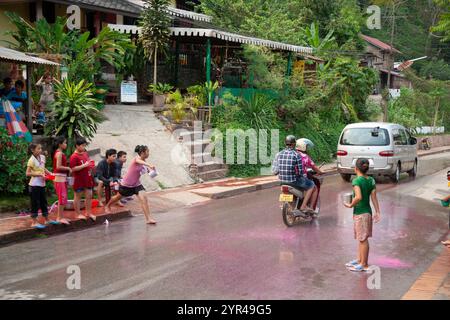 Luang Prabang, Laos - 9 avril 2011 : des gens éclaboussent de l'eau dans les rues de Luang Prabang. Au cours du mois d'avril, c'est le mois où le pays vient aliv Banque D'Images