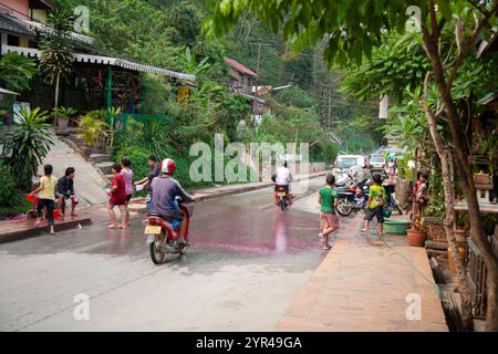 Luang Prabang, Laos - 9 avril 2011 : des gens éclaboussent de l'eau dans les rues de Luang Prabang. Au cours du mois d'avril, c'est le mois où le pays vient aliv Banque D'Images