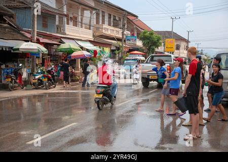 Luang Prabang, l:AOS - 9 avril 2011 : les gens éclaboussent de l'eau dans les rues de Luang Prabang. Au cours du mois d'avril, c'est le mois où le pays vient ali Banque D'Images