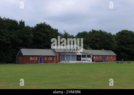 Fareham, Hampshire, Angleterre. 14 août 2024. Le pavillon de cricket, qui abrite le club de cricket de Fareham et Crofton, au terrain de loisirs de Bath Lane. Banque D'Images