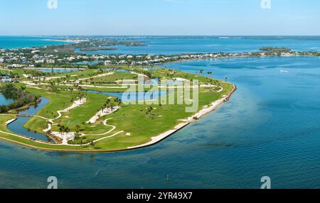 Vue aérienne d'un grand terrain de golf avec de l'herbe verte à Boca Grande, petite ville sur l'île Gasparilla dans le sud-ouest de la Floride. Activités de plein air pour les riches Banque D'Images