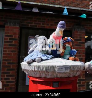 Emsworth, Hampshire, Angleterre. 26 août 2024. Présentation de jouets tricotés sur une boîte aux lettres. Banque D'Images