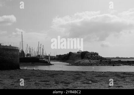 Emsworth, Hampshire, Angleterre. 26 août 2024. Paysage nuageux en niveaux de gris au-dessus de la marina à marée basse. Banque D'Images