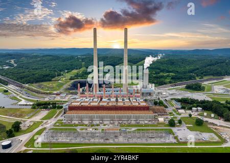Production d'énergie électrique à partir de combustibles fossiles. Centrale électrique de Kingston dans le comté de Roane près de Kingston, Tennessee. Grande centrale électrique alimentée au charbon produisant Banque D'Images