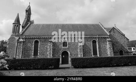 Emsworth, Hampshire, Angleterre. 26 août 2024. Niveaux de gris, vue de côté de l'église du Saint James. Banque D'Images