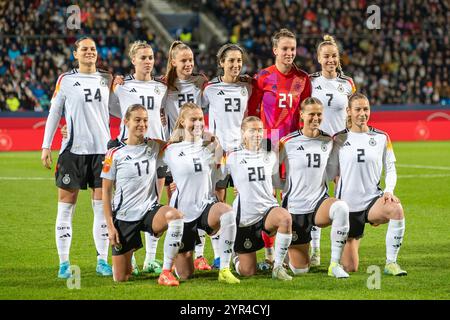 02.12.2024, Fussball : Laenderspiel Frauen, saison 2024/2025, Deutschland - Italien im Vonovia Ruhrstadion in Bochum. Die Frauennationalmannschaft stellt sich zum Mannschaftsfoto. Wichtiger Hinweis : Gemaess den Vorgaben der FIFA bzw. Der UEFA ist es untersagt, in dem Stadion und/oder vom Spiel angefertigte Fotoaufnahmen in Form von Sequenzbildern und/oder videoaehnlichen Fotostrecken zu verwerten bzw. verwerten zu lassen. Foto : Kirchner-Media/TH Banque D'Images