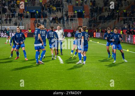 02.12.2024, Fussball : Laenderspiel Frauen, saison 2024/2025, Deutschland - Italien im Vonovia Ruhrstadion in Bochum. Die Italienische Mannschaft beim Aufwaermen. Wichtiger Hinweis : Gemaess den Vorgaben der FIFA bzw. Der UEFA ist es untersagt, in dem Stadion und/oder vom Spiel angefertigte Fotoaufnahmen in Form von Sequenzbildern und/oder videoaehnlichen Fotostrecken zu verwerten bzw. verwerten zu lassen. Foto : Kirchner-Media/TH Banque D'Images