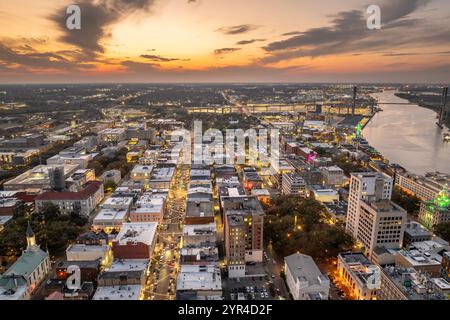 Ancienne architecture de ville historique dans le sud des États-Unis. Vue d'en haut des rues illuminées de Savannah, Géorgie la nuit Banque D'Images