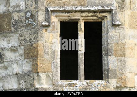 Abbaye de Titchfield, Hampshire, Angleterre. 18 août 2024. Gros plan d'une fenêtre en deux sections de l'abbaye. Banque D'Images