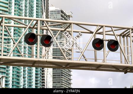 Miami, Floride, États-Unis - 2 décembre 2023 : panneaux et feux de signalisation au-dessus d'un passage à niveau dans le centre-ville de Miami Banque D'Images