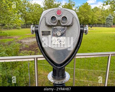Un viseur touristique au zoo pour observer les animaux, New Jersey, USA, 13 juillet 2025 Banque D'Images
