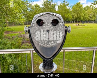Un viseur touristique au zoo pour observer les animaux, New Jersey, USA, 13 juillet 2025 Banque D'Images