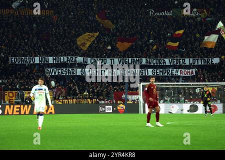 Rome, Italie 2.12.2024 : bannière pour Edoardo Bove des fans de roma dans les tribunes lors du championnat italien de football Serie A Enilive 2024-2025 match AS Roma vs Atalanta Bergamasca Calcio au Stadio Olimpico à Rome le 2 décembre 2024. Banque D'Images