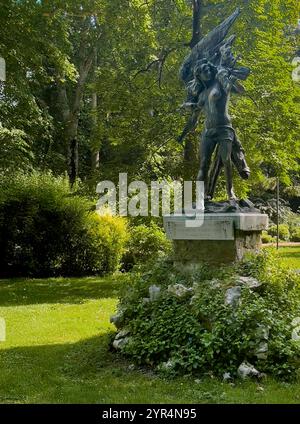 Trieste, Italie - 29 juin 2024 : statue commémorative de guerre de l'armée d'ange féminin ailé situé parmi le feuillage vert dans le parc nommé Giardino Pubblico Muzio de Tomma Banque D'Images